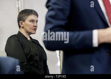 Kiev, Kiev, Ukraine. 10 avr, 2019. Shavchenko Nadiya à l'intérieur d'une cellule de prison dans le Darnytsky Tribunal de District de Kiev, écoute les accusations de complot d'une attaque contre le parlement. Elle a rejeté les accusations et affirme qu'il s'agit d'une tentative par le gouvernement du Président Petro Poroshenko à se débarrasser d'un challenger à l'élection présidentielle le crédit Mars : Celestino Arce Lavin/ZUMA/Alamy Fil Live News Banque D'Images