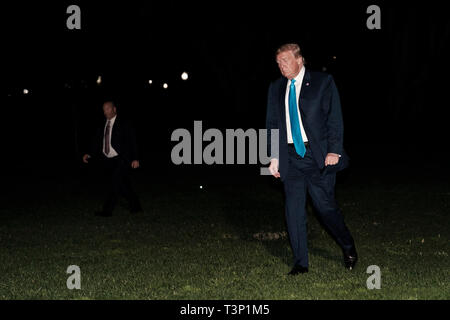 Le président américain, Donald Trump, marche à travers la pelouse Sud de la Maison Blanche à Washington, DC, USA, après le retour d'une journée de collecte de fonds et à des rassemblements avec des partisans, alors qu'il continue sa pression pour un durcissement des contrôles de l'immigration à San Antonio et de Houston le 10 avril 2019. Credit : Pete Marovich / Piscine d'utilisation dans le monde entier via CNP | Banque D'Images