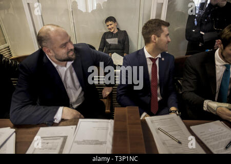 Kiev, Kiev, Ukraine. 10 avr, 2019. Shavchenko Nadiya à l'intérieur d'une cellule de prison dans le Darnytsky Tribunal de District de Kiev, sourires pour la photo du bureau du procureur, l'accuse d'avoir fomenté une attaque contre le parlement. Elle a rejeté les accusations et affirme qu'il s'agit d'une tentative par le gouvernement du Président Petro Poroshenko à se débarrasser d'un challenger à l'élection présidentielle le crédit Mars : Celestino Arce Lavin/ZUMA/Alamy Fil Live News Banque D'Images