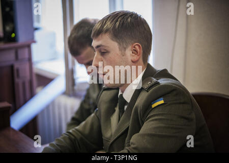 Kiev, Kiev, Ukraine. 10 avr, 2019. Procureur principal dans le cas de Nadiya Shavchenko, Alexander Bannik, Darnytsky dans le tribunal de district de Kiev. Le bureau du procureur d'avoir ses frais d'une attaque contre le parlement. Elle a rejeté les accusations et affirme qu'il s'agit d'une tentative par le gouvernement du Président Petro Poroshenko à se débarrasser d'un challenger à l'élection présidentielle du mois de mars. Le procureur est soupçonné de corruption dans l'affaire par les médias. Credit : Celestino Arce Lavin/ZUMA/Alamy Fil Live News Banque D'Images