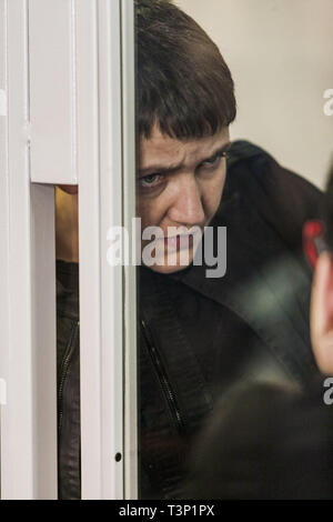 Kiev, Kiev, Ukraine. 10 avr, 2019. Shavchenko Nadiya à l'intérieur d'une cellule de prison dans le Darnytsky Tribunal de District de Kiev, entretiens avec son avocat, il est accusé d'avoir une attaque contre le parlement. Elle a rejeté les accusations et affirme qu'il s'agit d'une tentative par le gouvernement du Président Petro Poroshenko à se débarrasser d'un challenger à l'élection présidentielle le crédit Mars : Celestino Arce Lavin/ZUMA/Alamy Fil Live News Banque D'Images