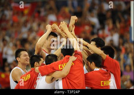 Beijing, Chine. Août 16, 2008. Photo prise le 16 août 2008, la Chine montre Yao Ming célèbre avec ses coéquipiers après avoir remporté le match de basket-ball contre l'Allemagne lors des Jeux Olympiques de Pékin de 2008. D'envoyer des athlètes aux Jeux Olympiques d'Helsinki pour la toute première fois en 1952 à la candidature pour accueillir les Jeux Olympiques d'hiver de 2022 à 2015, la République populaire de Chine est passée par une histoire remarquable de sports, y compris l'hébergement avec succès les Jeux Olympiques d'été de 2008 et la préparation pour la prochaine 2022 Jeux Olympiques d'hiver. Jundong Crédit : Li/Xinhua/Alamy Live News Banque D'Images