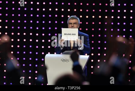 (190411) -- BEIJING, 11 avril 2019 (Xinhua) -- File photo prise le 31 juillet 2015 montre Comité International Olympique (CIO), Thomas Bach montre la carte avec le nom de la Beijing nom gagnant de la candidature olympique d'hiver de 2022 Ville, au cours de la 128e du Comité International Olympique (CIO) à Kuala Lumpur, Malaisie. D'envoyer des athlètes aux Jeux Olympiques d'Helsinki pour la toute première fois en 1952 à la candidature pour accueillir les Jeux Olympiques d'hiver de 2022 à 2015, la République populaire de Chine est passée par une histoire remarquable de sports, y compris l'hébergement avec succès 2008 Su Banque D'Images