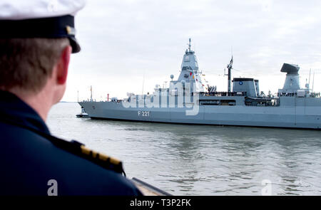 Wilhelmshaven, Allemagne. Apr 11, 2019. Un soldat de la marine ressemble au départ de la frégate 'Hessen'. Pendant six mois, 'Hessen' va coopérer avec le garde-côtes grecs et turcs et l'Agence européenne pour la garde côtière et garde-frontière dans la mer Egée. Credit : Hauke-Christian Dittrich/dpa/Alamy Live News Banque D'Images