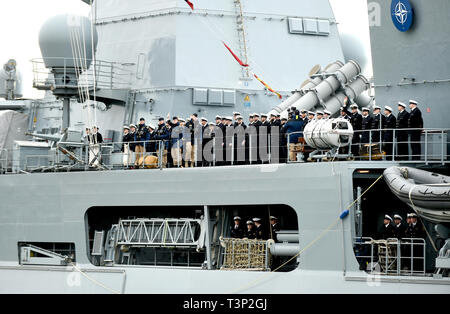 Wilhelmshaven, Allemagne. Apr 11, 2019. L'équipage doit être à bord de la frégate 'Hessen' pendant le départ. Pendant six mois, 'Hessen' va coopérer avec le garde-côtes grecs et turcs et l'Agence européenne pour la garde côtière et garde-frontière dans la mer Egée. Credit : Hauke-Christian Dittrich/dpa/Alamy Live News Banque D'Images