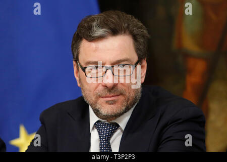 Rome, Italie. Apr 11, 2019. Sous-secrétaire Giancarlo Giorgetti Rome le 11 avril 2019. Palazzo Chigi. Présentation de la 76° édition du Salon International de l'Italie BNL tournoi de tennis. photo di Samantha Zucchi/Insidefoto insidefoto Crédit : srl/Alamy Live News Banque D'Images