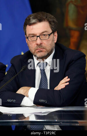 Rome, Italie. Apr 11, 2019. Sous-secrétaire Giancarlo Giorgetti Rome le 11 avril 2019. Palazzo Chigi. Présentation de la 76° édition du Salon International de l'Italie BNL tournoi de tennis. photo di Samantha Zucchi/Insidefoto insidefoto Crédit : srl/Alamy Live News Banque D'Images