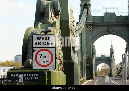 Londres, Royaume-Uni. 14 avr, 2019. Hammersmith Bridge se ferme et la congestion du trafic après la découverte soudaine des défauts structurels. Le pont sera fermé pour travaux pour une durée indéterminée. Credit : JOHNNY ARMSTEAD/Alamy Live News Banque D'Images