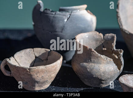 Griebo, Allemagne. Apr 11, 2019. Des vases d'argile sont indiquées sur un chantier de fouilles près de Griebo lors d'une conférence de presse de l'Office d'État pour l'archéologie et la préservation des monuments. Les archéologues ont découvert un site de règlement ici qui a des milliers d'années. Il y a 2450 ans la production de bijoux et d'outils a commencé ici. Ceci est démontré par la proximité des fosses, qui ont été utilisés comme foyer de fosses, puits et fosses à forger la production. La fusion et la transformation du fer a également eu lieu ici. Credit : Hendrik Schmidt/dpa-Zentralbild/ZB/dpa/Alamy Live News Banque D'Images