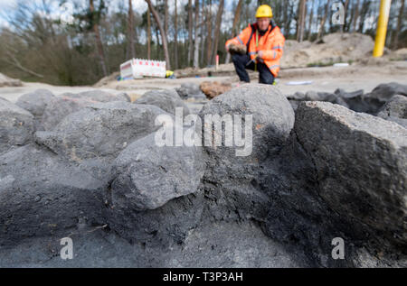 Griebo, Allemagne. Apr 11, 2019. Pierres utilisées pour stocker la chaleur sont situées sur un site d'excavation près de Griebo. Les archéologues ont découvert un site de règlement ici qui a des milliers d'années. Il y a 2450 ans la production de bijoux et d'outils a commencé ici. Ceci est démontré par la proximité des fosses, qui ont été utilisés comme foyer de fosses, puits et fosses à forger la production. La fusion et la transformation du fer a également eu lieu ici. Credit : Hendrik Schmidt/dpa-Zentralbild/ZB/dpa/Alamy Live News Banque D'Images