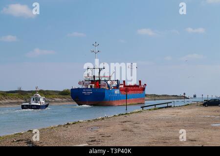 Rye, East Sussex, UK. Apr 11, 2019. Météo France : périodes ensoleillées et le vent soufflant sur la réserve naturelle de Rye Harbour un cargo suivie par le maître de port chefs sur la mer depuis la rivière Rother. Crédit : Paul Lawrenson, 2019 Crédit photo : Paul Lawrenson/Alamy Live News Banque D'Images