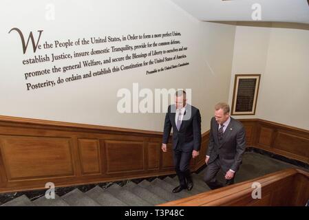 Arlington, États-Unis d'Amérique. 10 avr, 2019. Le Secrétaire de la Défense par intérim des États-Unis Patrick Shanahan, droite, Ministre de la défense autrichien escortes Mario Kunasek, gauche, pour leur réunion bilatérale au Pentagone le 10 avril 2019 à Arlington, en Virginie. Credit : Planetpix/Alamy Live News Banque D'Images