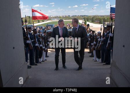 Arlington, États-Unis d'Amérique. 10 avr, 2019. Le Secrétaire de la Défense par intérim des États-Unis Patrick Shanahan, droite, Ministre de la défense autrichien escortes Mario Kunasek, gauche, pour leur réunion bilatérale au Pentagone le 10 avril 2019 à Arlington, en Virginie. Credit : Planetpix/Alamy Live News Banque D'Images