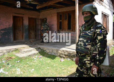 Cachemire, Bandipora, 11 avril 2019. File d'attente des gens à exercer leur droit de vote à l'extérieur de l'isoloir dans Shadipora la zone du district de Bandipora durant la première phase de l'Indien d'élections générales en Cachemire sous administration indienne. Les électeurs de 18 états indiens et deux territoires de l'Union européenne, ont commencé à voter aujourd'hui. Apr 11, 2019. Le processus de vote l'État de Jammu-et-Cachemire est organisé en cinq phases à compter du 11 avril et se terminant le 6 mai 2019 Crédit : Muzamil Mattoo/IMAGESLIVE/ZUMA/Alamy Fil Live News Banque D'Images