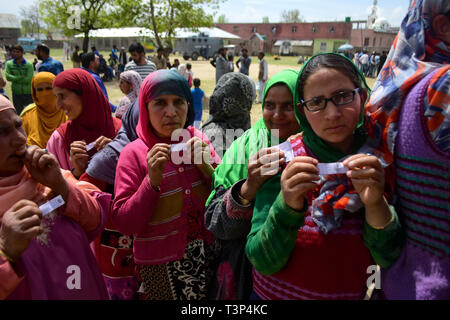 Cachemire, Bandipora, 11 avril 2019. Les forces du Gouvernement indien d'alerte à l'extérieur du stand dans l'isoloir le Shadipora salon du district de Bandipora pendant la première phase d'élections générales indiennes en Cachemire indien. Les électeurs de 18 états indiens et deux territoires de l'Union européenne, ont commencé à voter aujourd'hui. Apr 11, 2019. Le processus de vote l'État de Jammu-et-Cachemire est organisé en cinq phases à compter du 11 avril et se terminant le 6 mai 2019 Crédit : Muzamil Mattoo/IMAGESLIVE/ZUMA/Alamy Fil Live News Banque D'Images