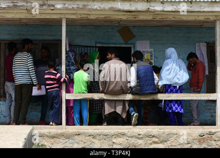 Cachemire, Bandipora, 11 avril 2019. Les forces du Gouvernement indien d'alerte à l'extérieur du stand dans l'isoloir le Shadipora salon du district de Bandipora pendant la première phase d'élections générales indiennes en Cachemire indien. Les électeurs de 18 états indiens et deux territoires de l'Union européenne, ont commencé à voter aujourd'hui. Apr 11, 2019. Le processus de vote l'État de Jammu-et-Cachemire est organisé en cinq phases à compter du 11 avril et se terminant le 6 mai 2019 Crédit : Muzamil Mattoo/IMAGESLIVE/ZUMA/Alamy Fil Live News Banque D'Images