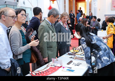 Bruxelles, Belgique. Apr 9, 2019. Les visiteurs sont accueillis à un événement promotionnel consacré à l'histoire et la culture de la province de Jilin dans le nord-est de la Chine, à Bruxelles, Belgique, le 9 avril 2019. L'évènement promotionnel a été accueilli par le Centre culturel de la Chine à Bruxelles le 9 avril, avec l'art traditionnel, une exposition photo et des spectacles de danse. Credit : Zhang Cheng/Xinhua/Alamy Live News Banque D'Images
