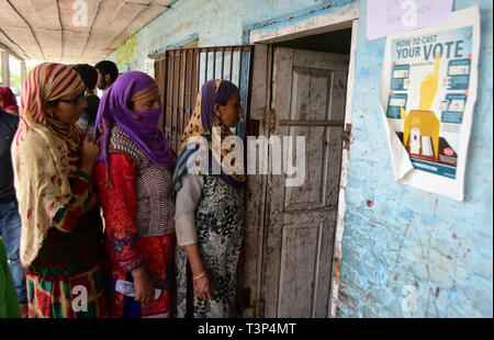 Cachemire, Bandipora, 11 avril 2019. Les forces du Gouvernement indien d'alerte à l'extérieur du stand dans l'isoloir le Shadipora salon du district de Bandipora pendant la première phase d'élections générales indiennes en Cachemire indien. Les électeurs de 18 états indiens et deux territoires de l'Union européenne, ont commencé à voter aujourd'hui. Apr 11, 2019. Le processus de vote l'État de Jammu-et-Cachemire est organisé en cinq phases à compter du 11 avril et se terminant le 6 mai 2019 Crédit : Muzamil Mattoo/IMAGESLIVE/ZUMA/Alamy Fil Live News Banque D'Images