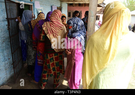 Cachemire, Bandipora, 11 avril 2019. Les forces du Gouvernement indien d'alerte à l'extérieur du stand dans l'isoloir le Shadipora salon du district de Bandipora pendant la première phase d'élections générales indiennes en Cachemire indien. Les électeurs de 18 états indiens et deux territoires de l'Union européenne, ont commencé à voter aujourd'hui. Apr 11, 2019. Le processus de vote l'État de Jammu-et-Cachemire est organisé en cinq phases à compter du 11 avril et se terminant le 6 mai 2019 Crédit : Muzamil Mattoo/IMAGESLIVE/ZUMA/Alamy Fil Live News Banque D'Images