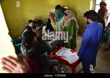 Cachemire, Bandipora, 11 avril 2019. Les forces du Gouvernement indien d'alerte à l'extérieur du stand dans l'isoloir le Shadipora salon du district de Bandipora pendant la première phase d'élections générales indiennes en Cachemire indien. Les électeurs de 18 états indiens et deux territoires de l'Union européenne, ont commencé à voter aujourd'hui. Apr 11, 2019. Le processus de vote l'État de Jammu-et-Cachemire est organisé en cinq phases à compter du 11 avril et se terminant le 6 mai 2019 Crédit : Muzamil Mattoo/IMAGESLIVE/ZUMA/Alamy Fil Live News Banque D'Images