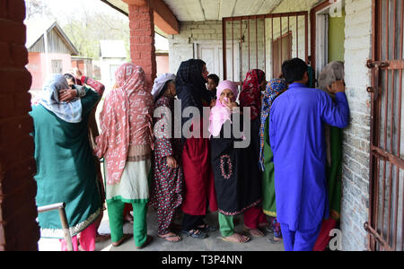 Cachemire, Bandipora, 11 avril 2019. Les forces du Gouvernement indien d'alerte à l'extérieur du stand dans l'isoloir le Shadipora salon du district de Bandipora pendant la première phase d'élections générales indiennes en Cachemire indien. Les électeurs de 18 états indiens et deux territoires de l'Union européenne, ont commencé à voter aujourd'hui. Apr 11, 2019. Le processus de vote l'État de Jammu-et-Cachemire est organisé en cinq phases à compter du 11 avril et se terminant le 6 mai 2019 Crédit : Muzamil Mattoo/IMAGESLIVE/ZUMA/Alamy Fil Live News Banque D'Images