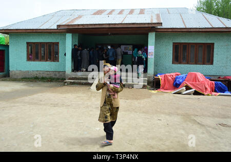 Cachemire, Bandipora, 11 avril 2019. Les forces du Gouvernement indien d'alerte à l'extérieur du stand dans l'isoloir le Shadipora salon du district de Bandipora pendant la première phase d'élections générales indiennes en Cachemire indien. Les électeurs de 18 états indiens et deux territoires de l'Union européenne, ont commencé à voter aujourd'hui. Apr 11, 2019. Le processus de vote l'État de Jammu-et-Cachemire est organisé en cinq phases à compter du 11 avril et se terminant le 6 mai 2019 Crédit : Muzamil Mattoo/IMAGESLIVE/ZUMA/Alamy Fil Live News Banque D'Images