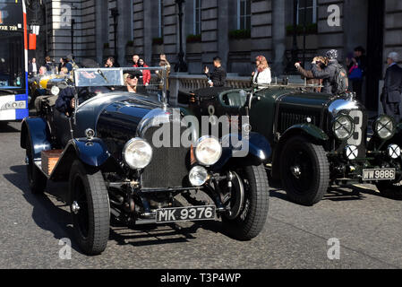 Pall Mall, London, UK. Apr 11, 2019. Voitures à l'extérieur de la Bentley classique Royal Automobile Club de Pall Mall. Crédit : Matthieu Chattle/Alamy Live News Banque D'Images