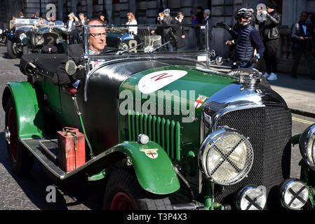 Pall Mall, London, UK. Apr 11, 2019. Voitures à l'extérieur de la Bentley classique Royal Automobile Club de Pall Mall. Crédit : Matthieu Chattle/Alamy Live News Banque D'Images