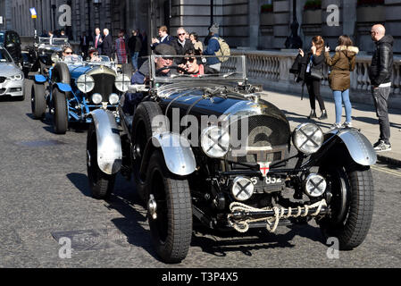 Pall Mall, London, UK. Apr 11, 2019. Voitures à l'extérieur de la Bentley classique Royal Automobile Club de Pall Mall. Crédit : Matthieu Chattle/Alamy Live News Banque D'Images