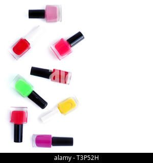 Vernis à ongles couleur bouteilles sur fond blanc avec l'exemplaire de l'espace. Vue d'en haut Banque D'Images