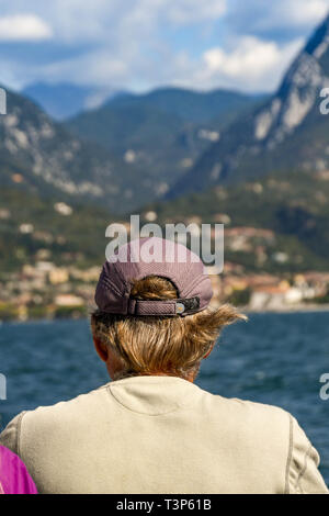 Le lac de Garde, ITALIE - Septembre 2018 : Personne en voyant le décor d'un ferry sur le lac de Garde. Banque D'Images