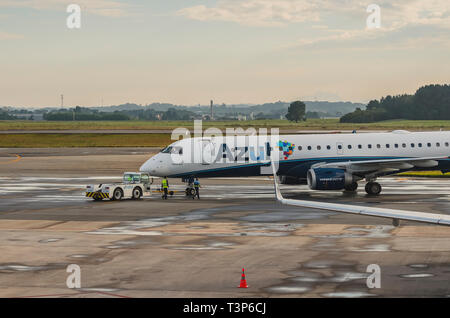 Curitiba - PR, Brésil - février 19, 2019 : Avion de l'entreprise Azul airlines a atterri à l'Aeroporto Internacional aéroport Afonso Pena à Curiti Banque D'Images