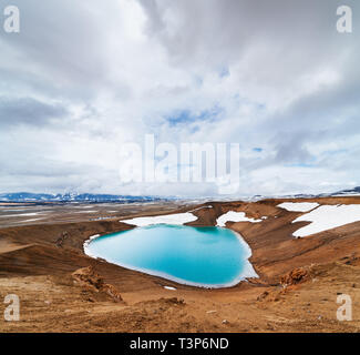 Volcan Caldera avec de l'eau turquoise. Lake Krafla, une attraction touristique de l'Islande. La vallée géothermique Leirhnjukur Banque D'Images