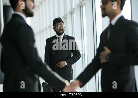 Deux business man shaking hands lors d'une réunion à l'office, succès, traitant, salut et partenaire concept. Banque D'Images
