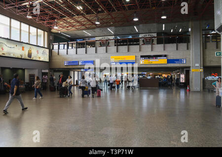 Guarulhos - SP, BRÉSIL - Février 20, 2019 : l'aéroport GRU, personnes marchant à l'intérieur de l'aéroport en attente de leur avion. Aeroporto Internacional de Sao P Banque D'Images