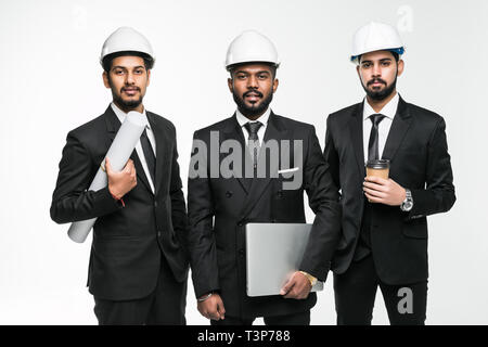 L'équipe de l'architecte indien travaillant ensemble dans office isolé sur fond blanc Banque D'Images