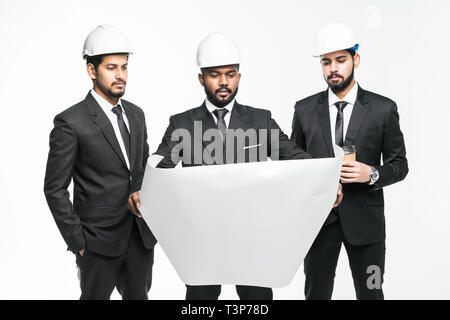 L'équipe de l'architecte indien travaillant ensemble dans office isolé sur fond blanc Banque D'Images