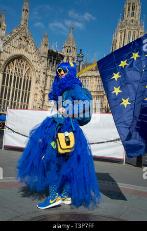 10 avril 2019 Westminster. Manifestant restent devant les Maisons du Parlement avec perruque et bleu jupe net et portant un drapeau européen Banque D'Images