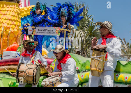 Bogota , Colombie - Février 25, 2017 : les personnes qui participent au défilé de la fête du Carnaval de Barranquilla Colombie Atlantico Banque D'Images