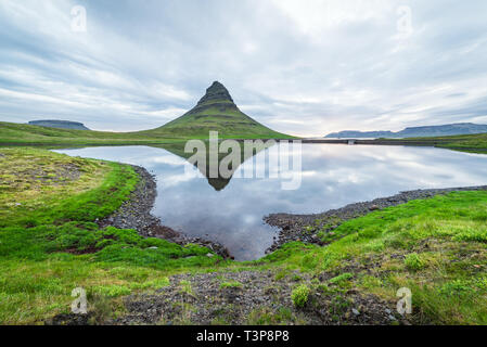 Kirkjufell Mountain et de réflexion dans le lac. Un célèbre attraction touristique près de la ville de Hastings. Beau paysage islandais Banque D'Images