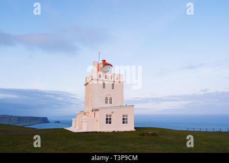 Vieux phare sur le cap Dyrholaey, non loin du village de Vík. Attraction touristique de l'Islande Banque D'Images