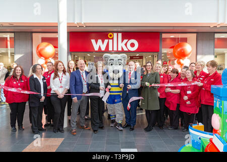 10 avril 2019 Inauguration d'un WILKO store. La Wilko store à Warrington, Cheshire, Angleterre a déplacé de l'Cockhedge dans le centre G moderne Banque D'Images