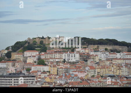 Vue magnifique sur le château médiéval de San Jorge de la San Pedro de Alcantara Jardin à Lisbonne. La nature, architecture, histoire, photographie de rue Banque D'Images