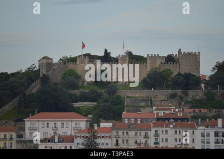 Vue magnifique sur le château médiéval de San Jorge de la San Pedro de Alcantara Jardin à Lisbonne. La nature, architecture, histoire, photographie de rue Banque D'Images