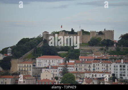 Vue magnifique sur le château médiéval de San Jorge de la San Pedro de Alcantara Jardin à Lisbonne. La nature, architecture, histoire, photographie de rue Banque D'Images