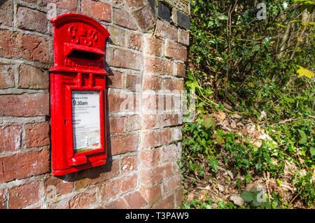 Royal Mail post box à partir de l'ère du roi George VI, dans l'Angleterre rurale Banque D'Images