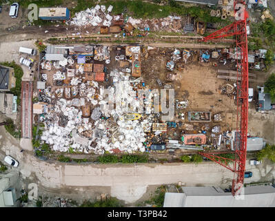 La ferraille junkyard salon vue aérienne. La réception et le stockage des déchets de métal avant d'recyclyng Banque D'Images