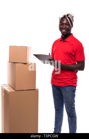 Concept de livraison - Portrait of handsome African American man ou par messagerie montrant une confirmation sous forme de document à signer. Isolé sur studio gris Banque D'Images