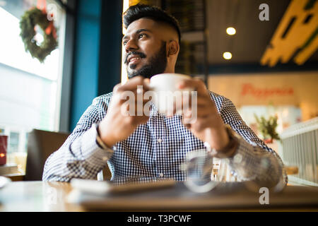 Man using laptop computer en buvant une tasse de lait chaud, thé café en plein air. Banque D'Images