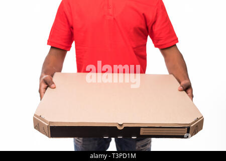 Concept de livraison : pizza delivery man courier en uniforme rouge avec capuchon holding boîtes à pizza. Isolé sur blanc. Banque D'Images